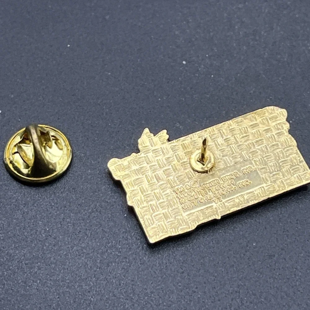 1980‎ Warner Bros Looney Tunes Wile E Coyote Chasing Road Runner Lapel Hat Pin